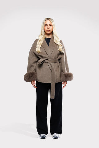 Damen Herbstjacke Mit Bindegürtel Und Pelzärmeln | Abend